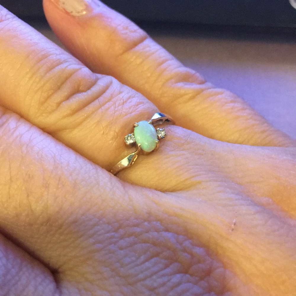 Beautiful solid 14k opal w/ Small diamonds ring